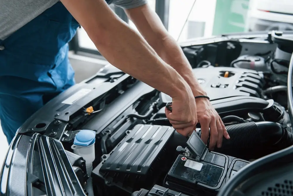 8 Perawatan Aki Mobil agar Tidak Cepat Soak Saat Musim Hujan - DAS Indonesia