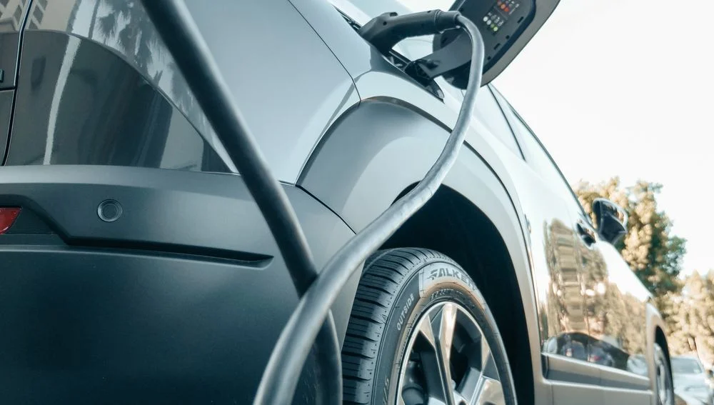Mobil listrik EV sedang diisi daya di stasiun pengisian - tips merawat mobil EV dari DAS Indonesia